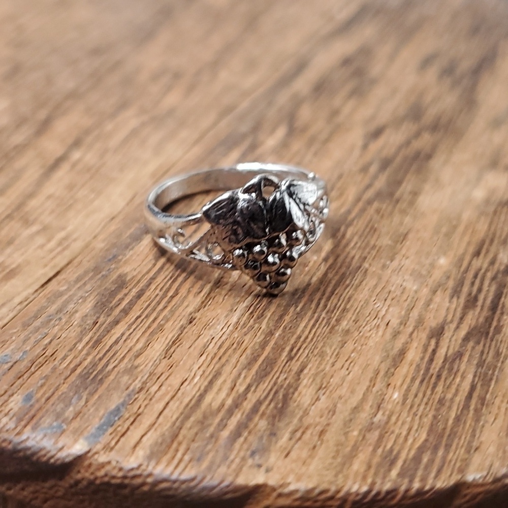 Size 6 R706 grape vineyard wine lover ring 💍